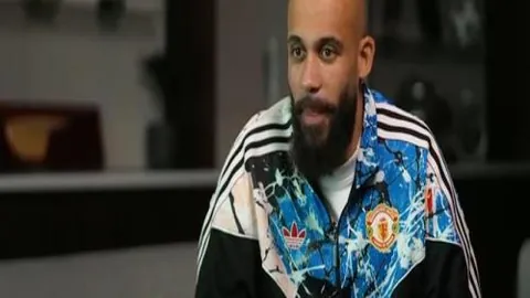 WTT印度赛场突发鸟粪事件，张本智和遭遇尴尬，日本教练反而笑场